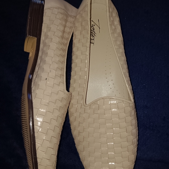 Trotters Liz leather Loafers size 10m. Bone tan color.l like new pre-owned - Picture 3 of 8